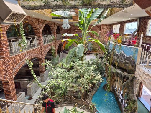 عکس رستوران و باغچه سنتی صخره