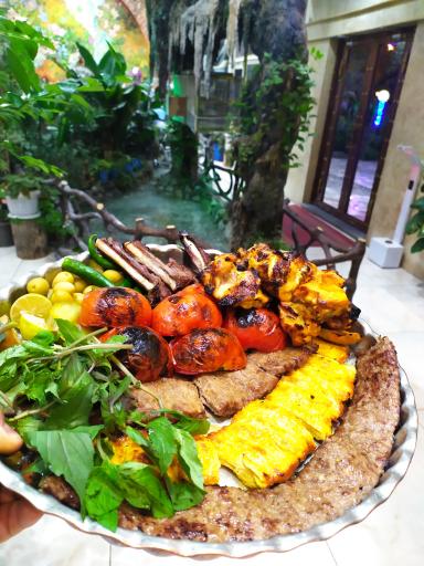 عکس رستوران و باغچه سنتی صخره