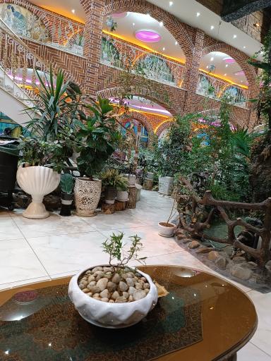 عکس رستوران و باغچه سنتی صخره