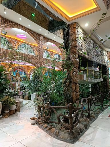 عکس رستوران و باغچه سنتی صخره