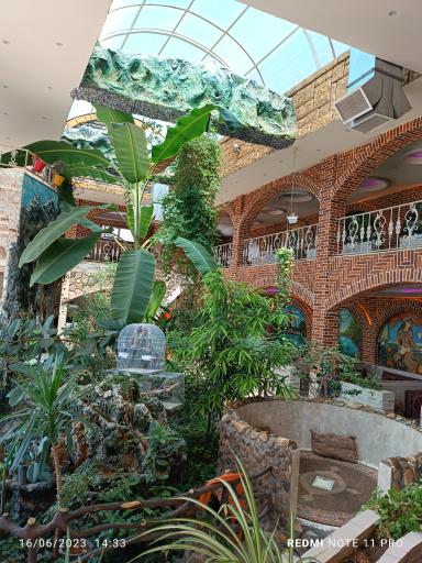 عکس رستوران و باغچه سنتی صخره