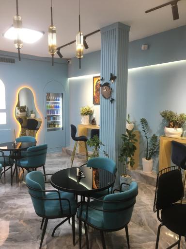 عکس کافی شاپ آسمان آبی