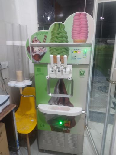 عکس فالوده بستنی شاتوت 