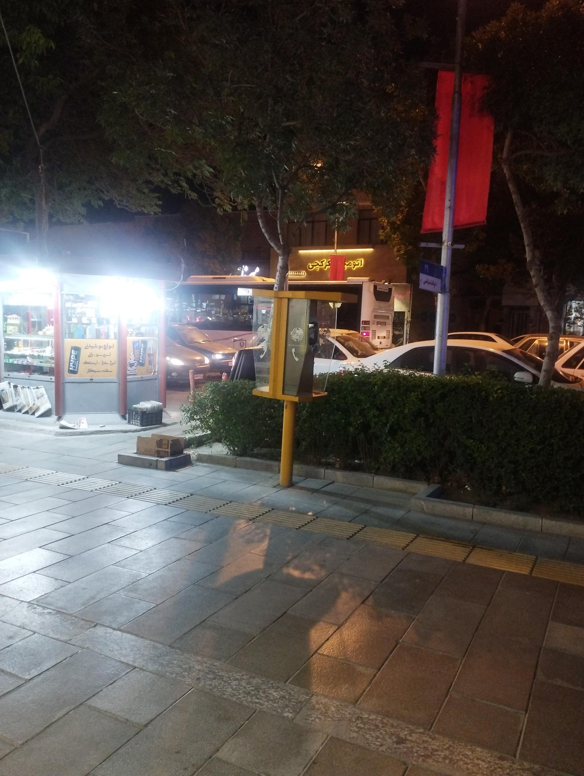 عکس کیوسک‌ تلفن‌ عمومی