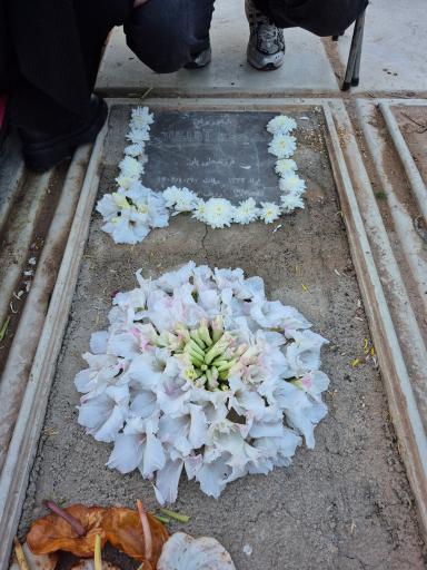 عکس مزار خدیجه آقاخانی