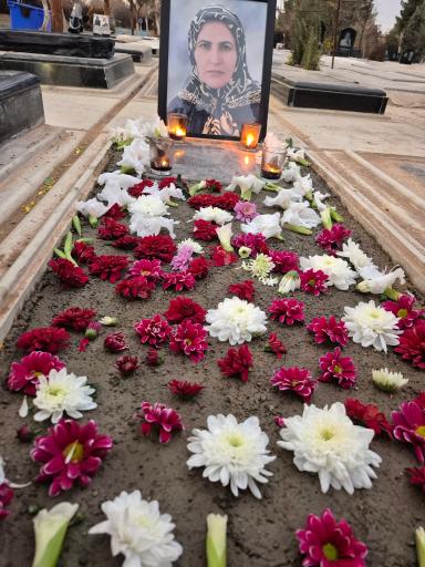عکس مزار خدیجه آقاخانی