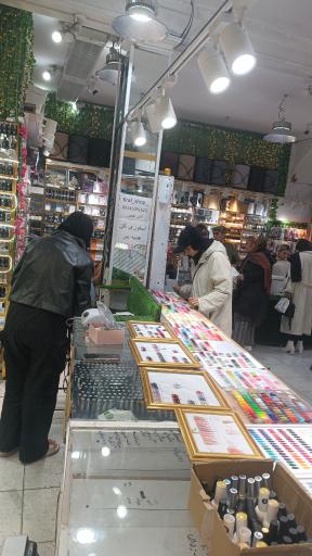 عکس فروشگاه ملزومات ناخن کرال