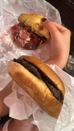 عکس برگر شاپ مایونز (شعبه ۲)