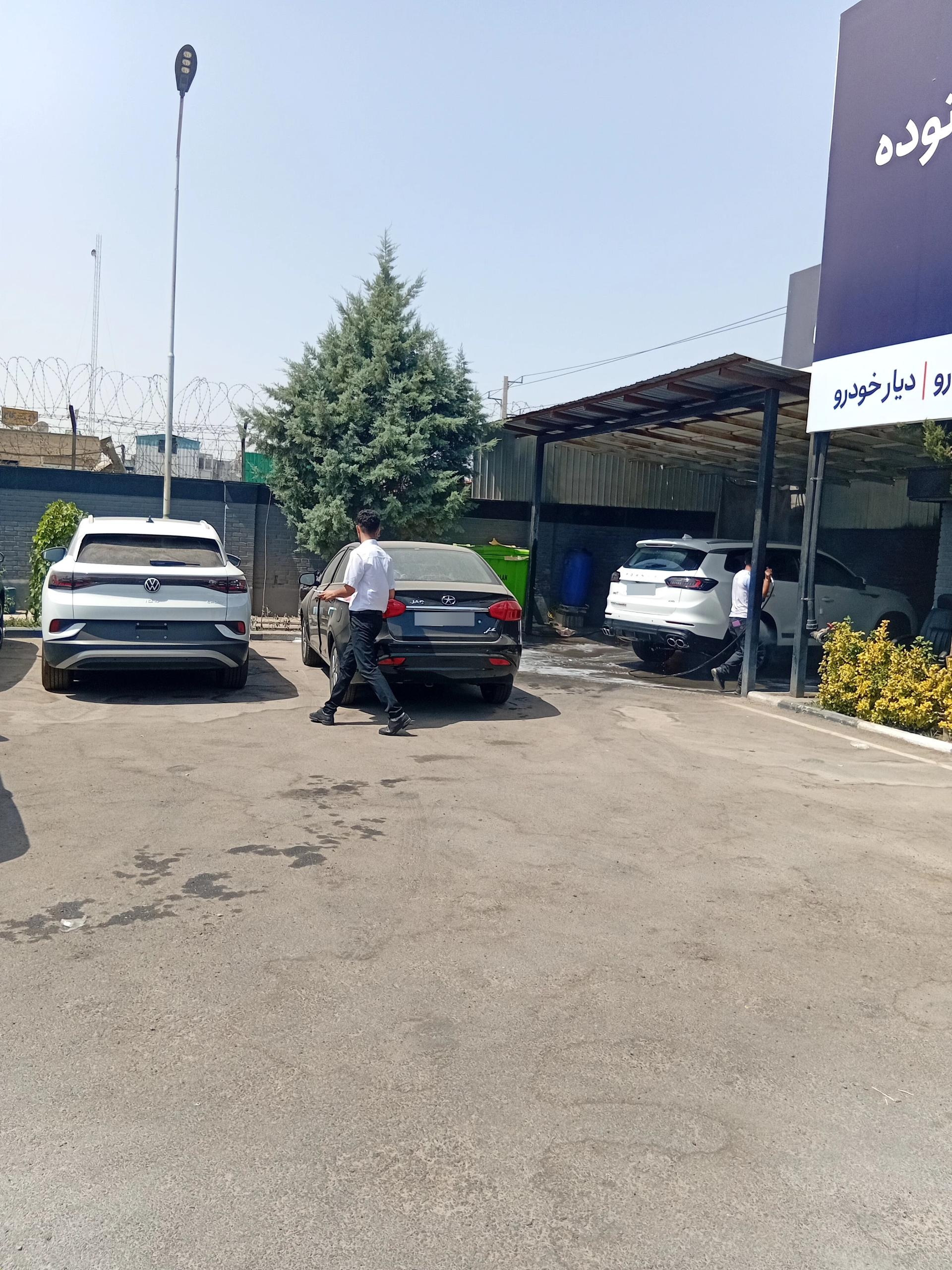 عکس اداره تحویل گروه خودرویی ستوده