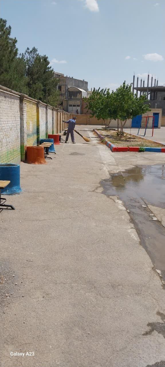 عکس راهنمایی پسرانه معلم