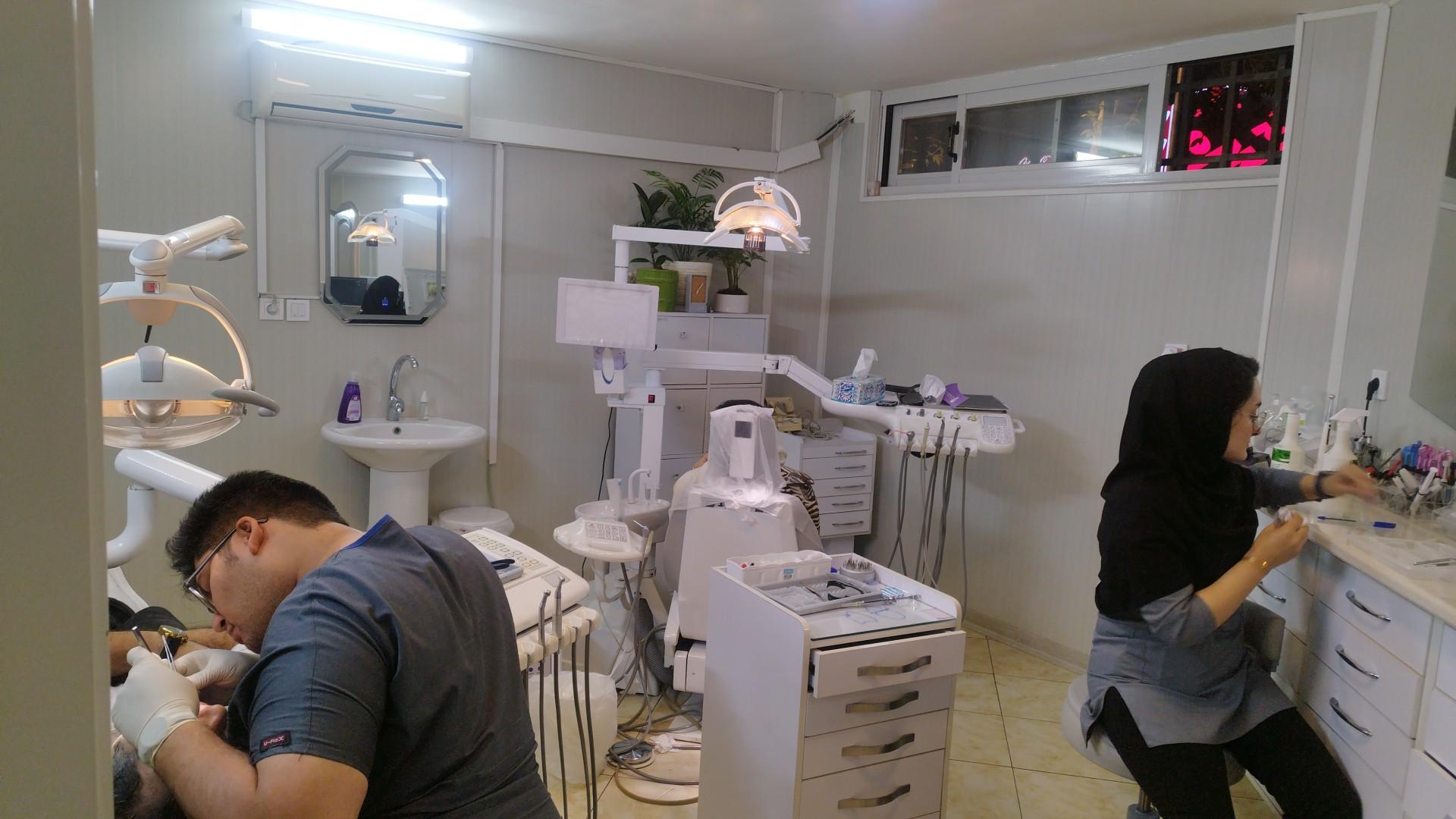 عکس دکترصابر پوریا رضایی دندانپزشک ونیر کامپوزیت