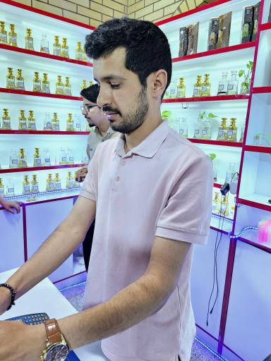 عکس فروشگاه عطر طبیعی