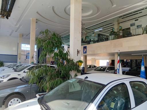 عکس نمایندگی ایران خودرو (محسن توکلی)