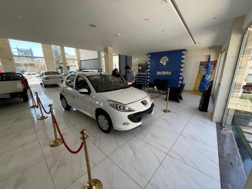 عکس نمایندگی ایران خودرو (محسن توکلی)