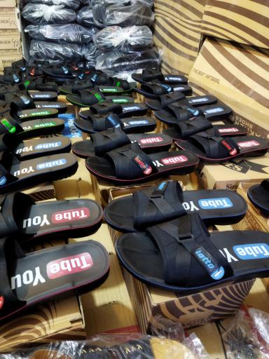 عکس فروشگاه صندل و دمپایی حاجی ارزانی