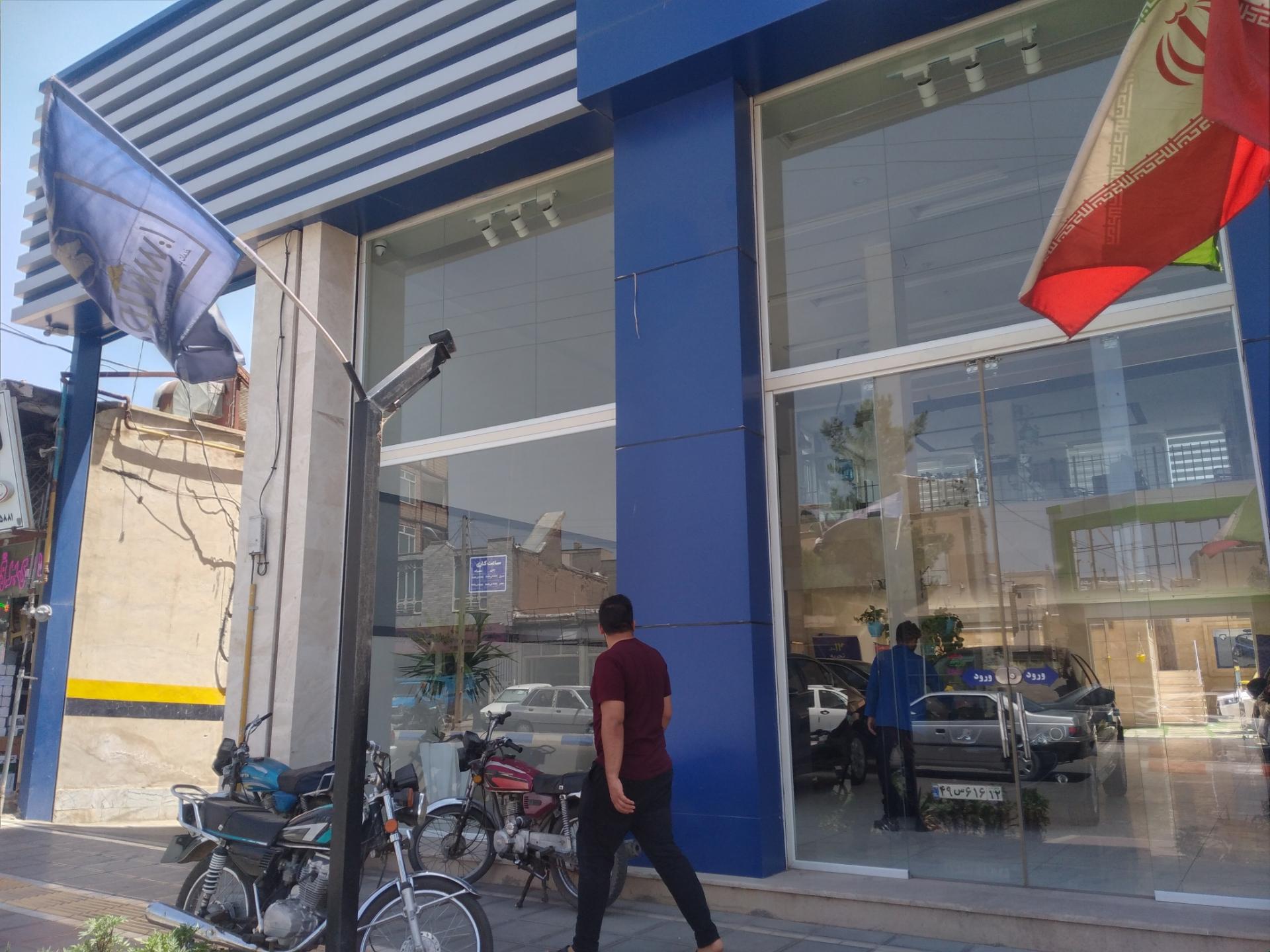 عکس نمایندگی ایران خودرو (محسن توکلی)