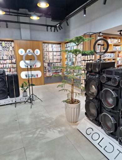 عکس فروشگاه لوازم جانبی موبایل گلدتک