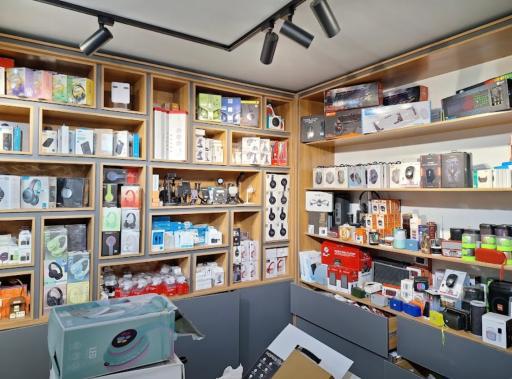 عکس فروشگاه لوازم جانبی موبایل گلدتک