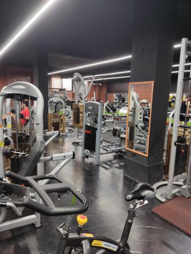 عکس مجموعه ورزشی و استخر بهاران