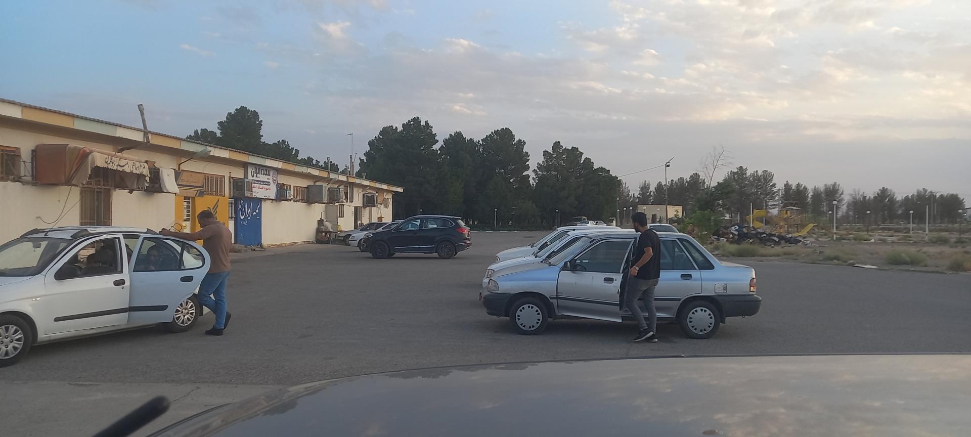 عکس پارکینگ سوپرمارکت استقلال