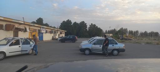 عکس پارکینگ سوپرمارکت استقلال