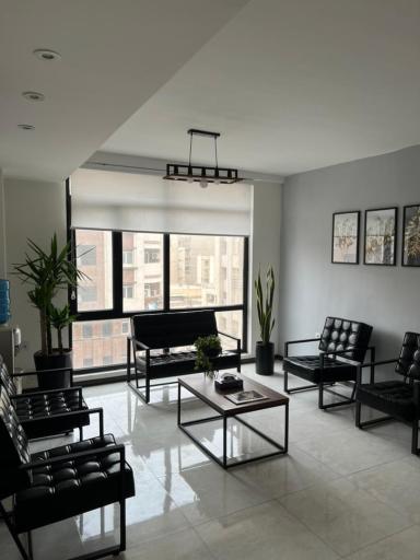 عکس دکتر آرمان منصوری -مطب زیبایی