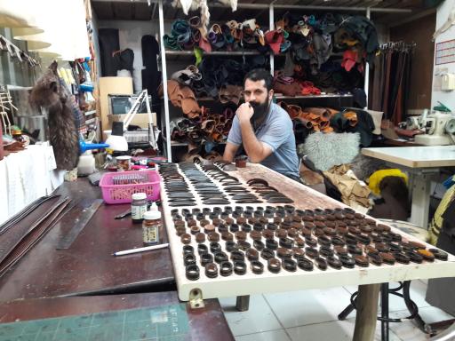 عکس کارگاه چرم و پوست و سراجی سنتی فانوس