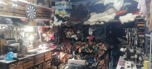عکس کارگاه چرم و پوست و سراجی سنتی فانوس