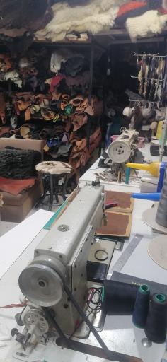 عکس کارگاه چرم و پوست و سراجی سنتی فانوس