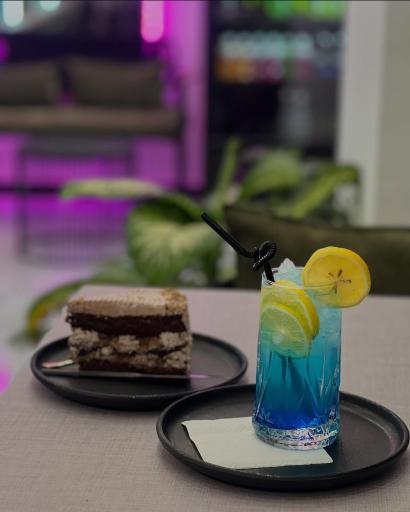 عکس کافه قنادی کیک لند