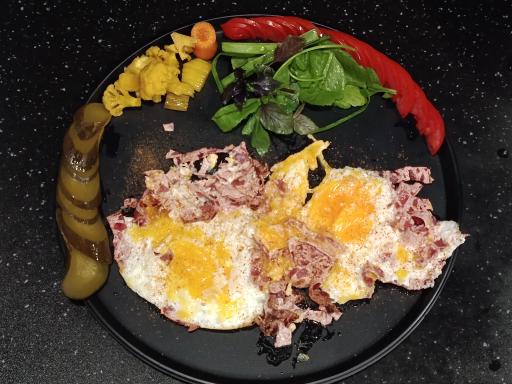 صبحانه خوری سیب نمکی