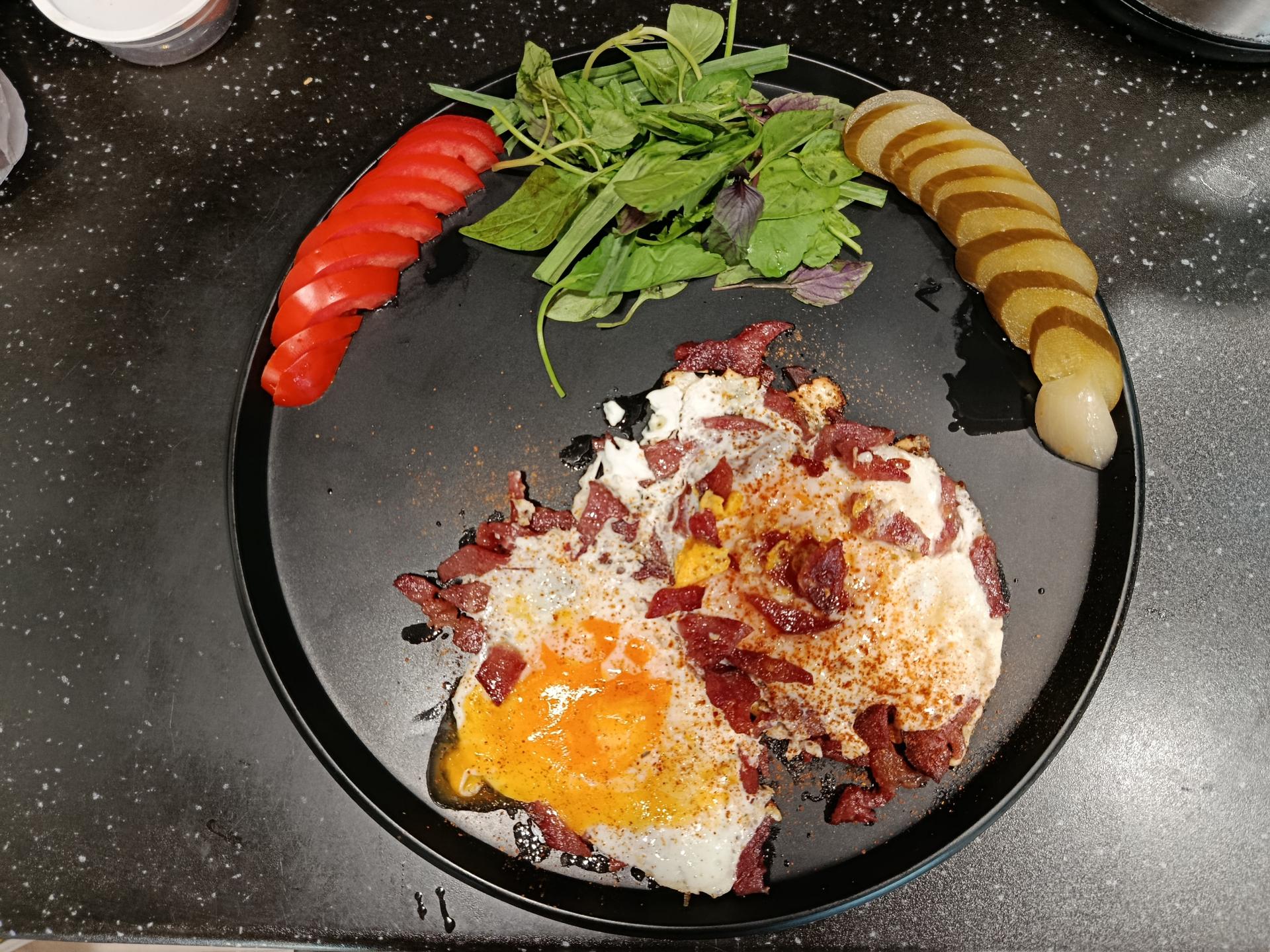 عکس صبحانه خوری سیب نمکی