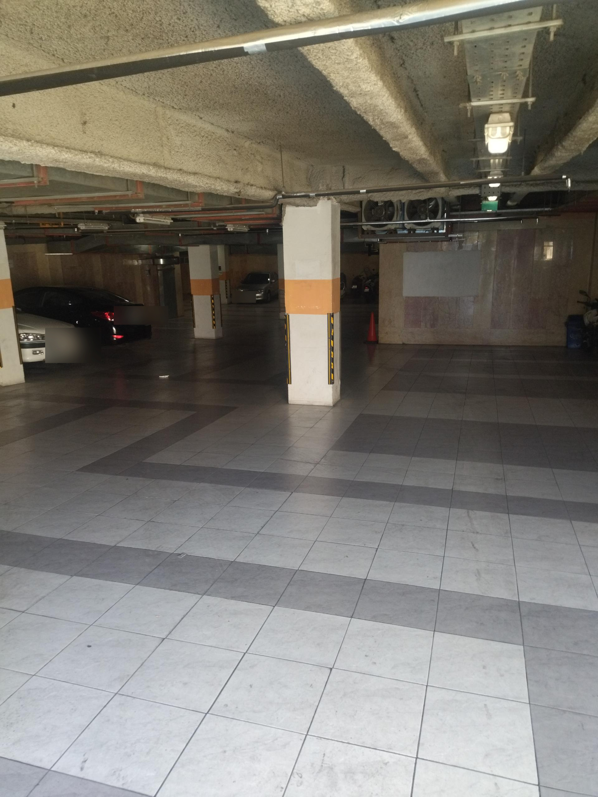 عکس پارکینگ نگین آزادی