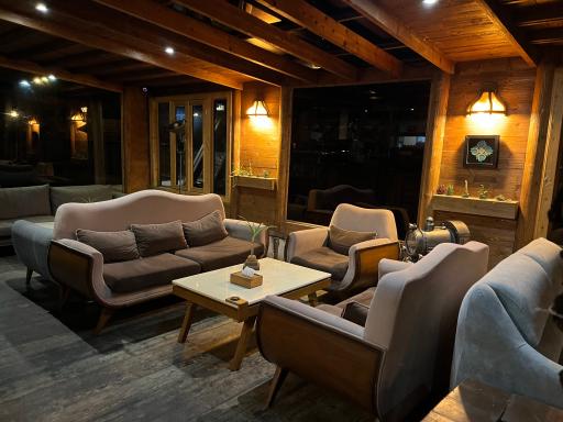 عکس کافه رستوران برگ و بلوط