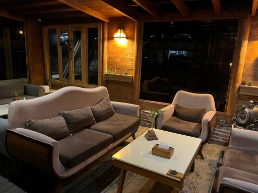 عکس کافه رستوران برگ و بلوط