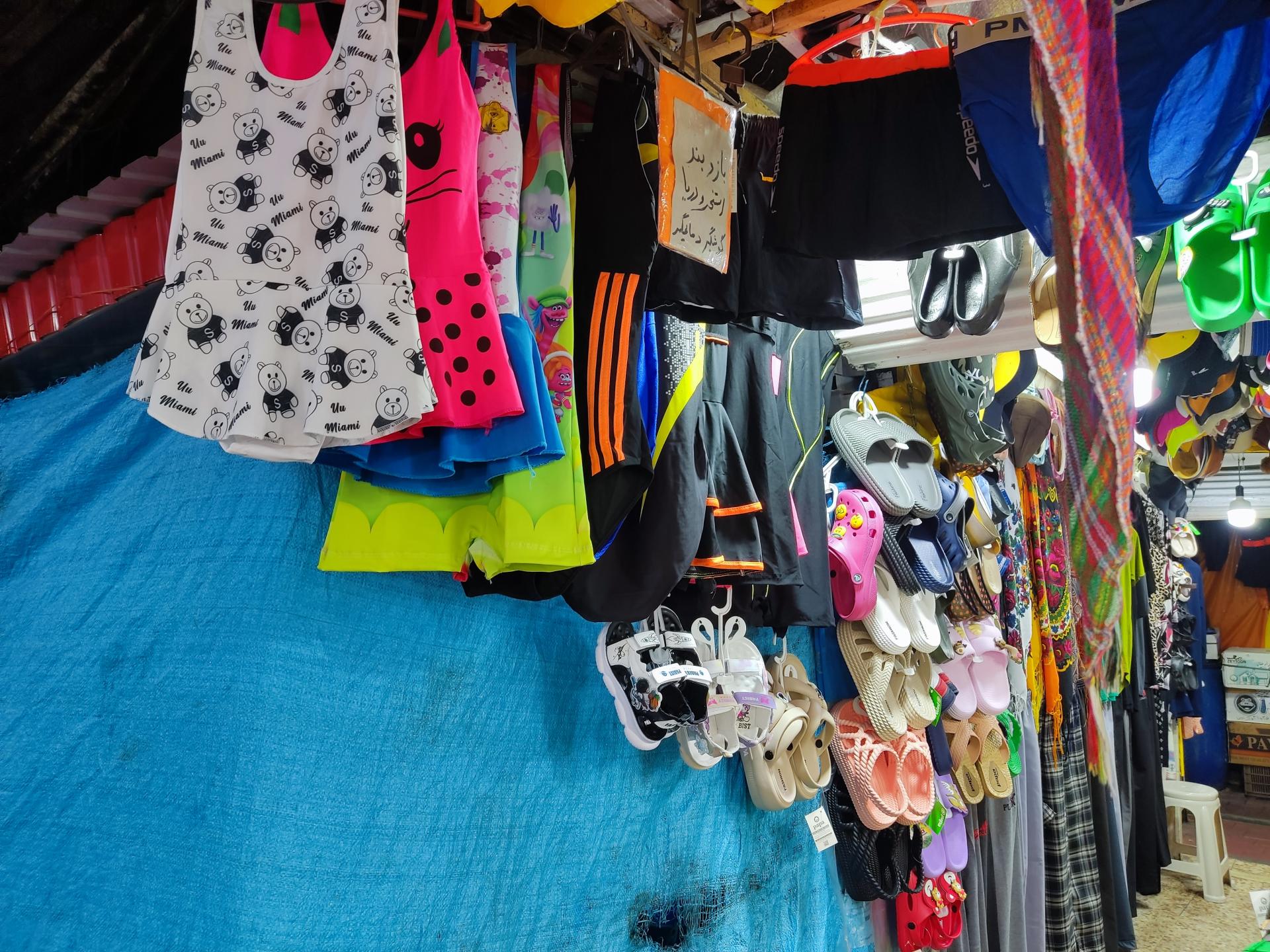 عکس فروشگاه مایو و لباس زیر و دمپایی عظیمی