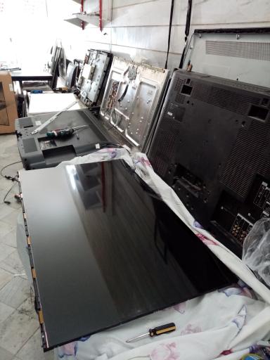 عکس تعمیر تلویزیون