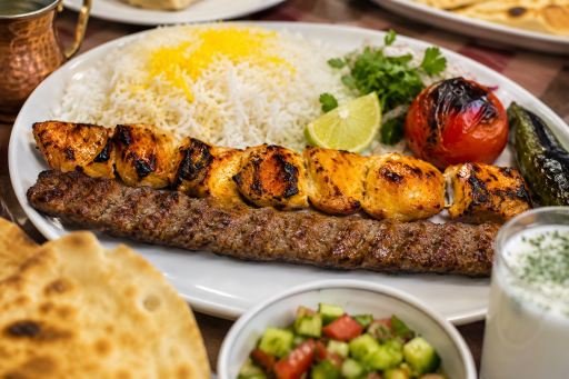 عکس تهیه غذای بانو
