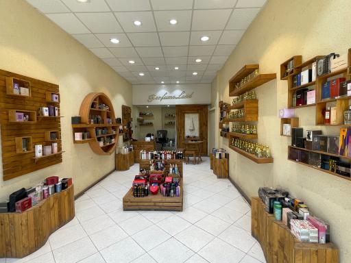 عکس فروشگاه سرزمین عطر