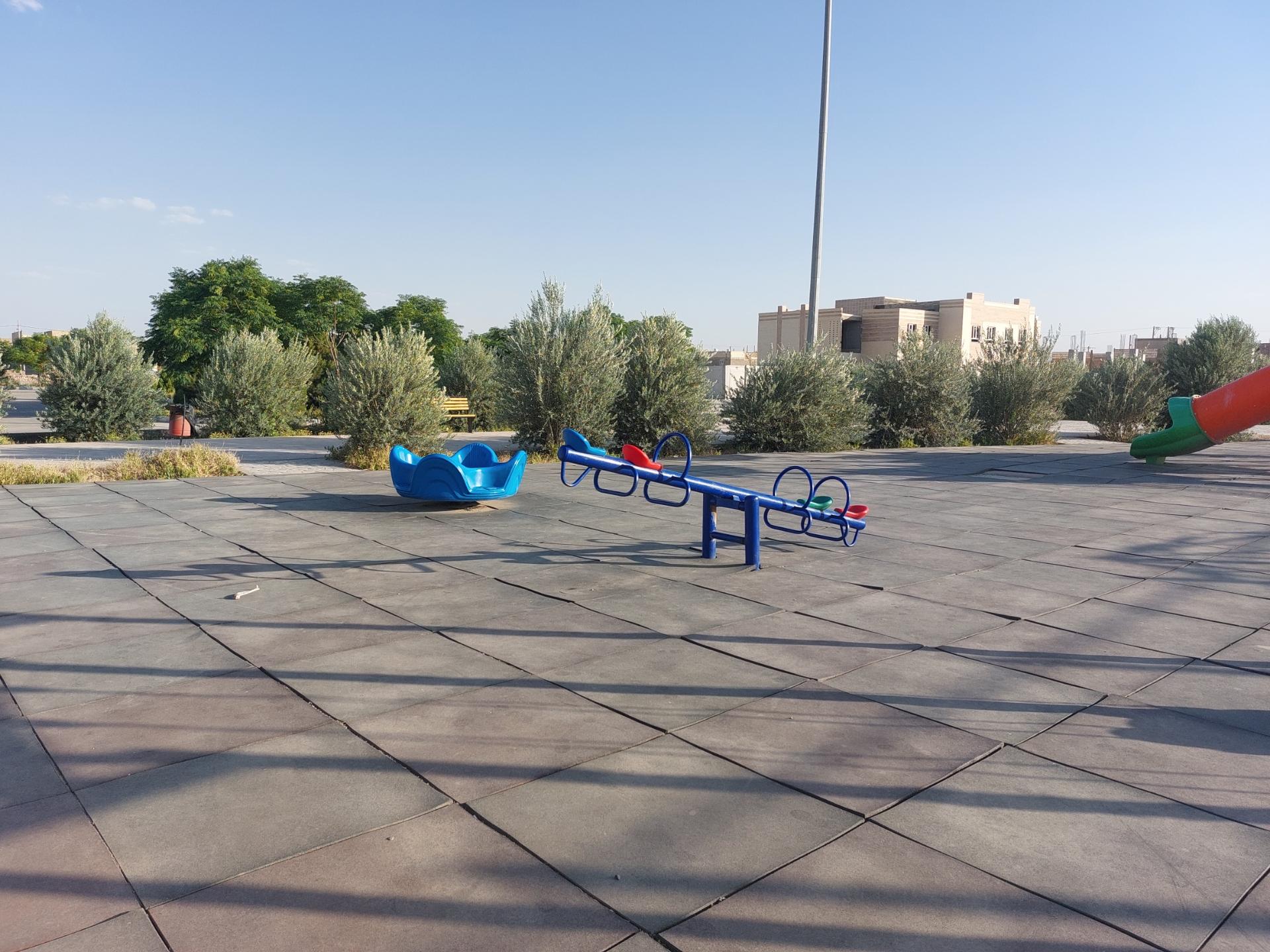 عکس زمین بازی کودکان پارک شاهد