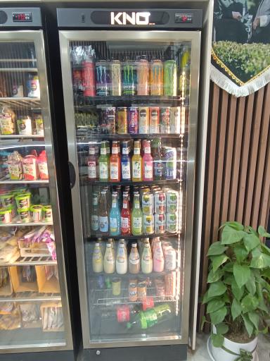 عکس قهوه فروشی ایمان بلوچی سناتور 