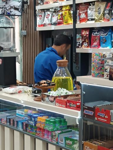 عکس قهوه فروشی ایمان بلوچی سناتور 