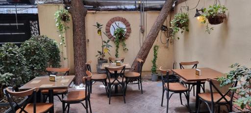 عکس کافه عمارت جهان کوچک من