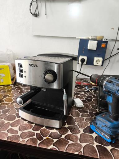 عکس تعمیرکولرگازی و لباسشویی جوان سرویس