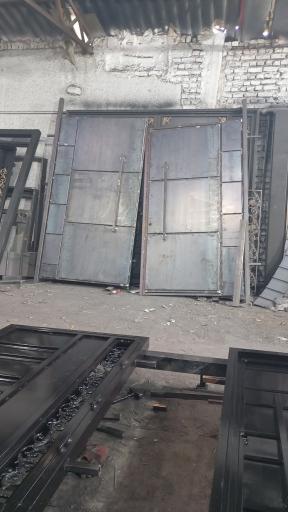 عکس کارگاه درب و پنجره سازی عباس آهنگر