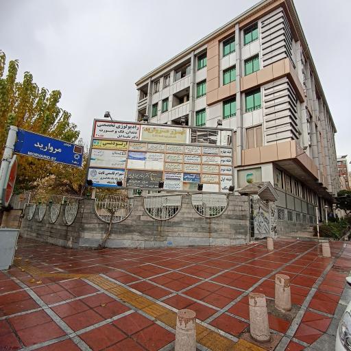 عکس مشاورین املاک کریاس