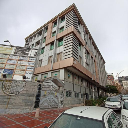 عکس مشاورین املاک کریاس