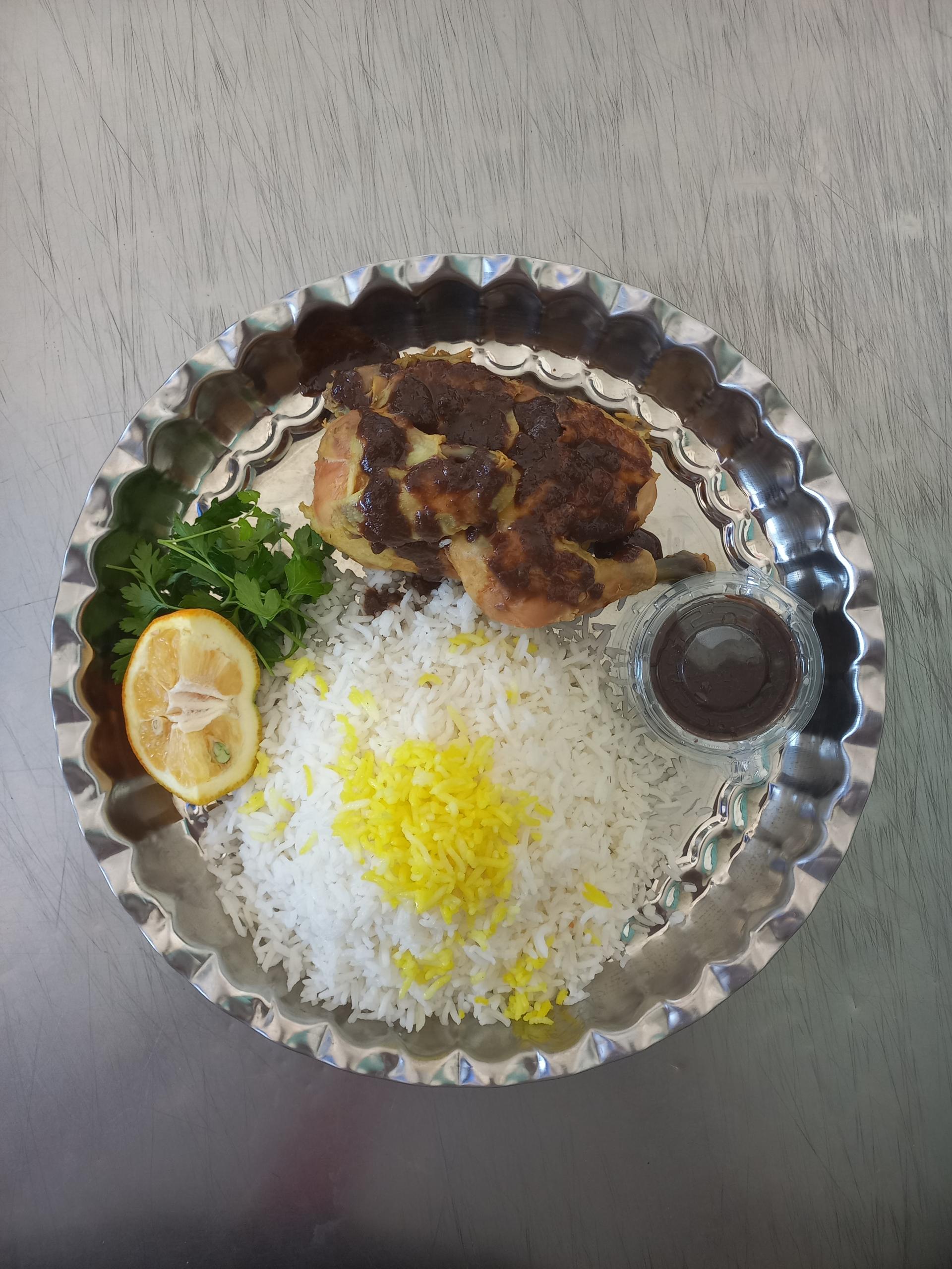 عکس تهیه غذای میثم