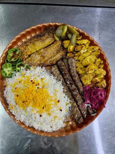 عکس تهیه غذای حاج بهروز