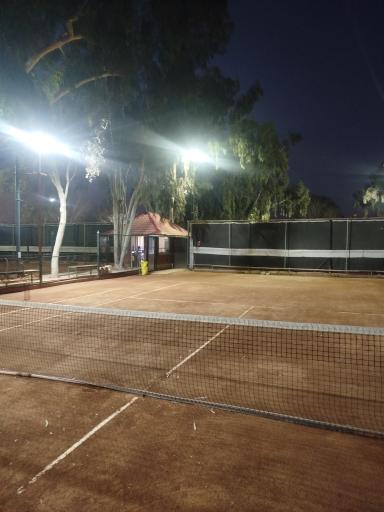 عکس زمین تنیس آبشار